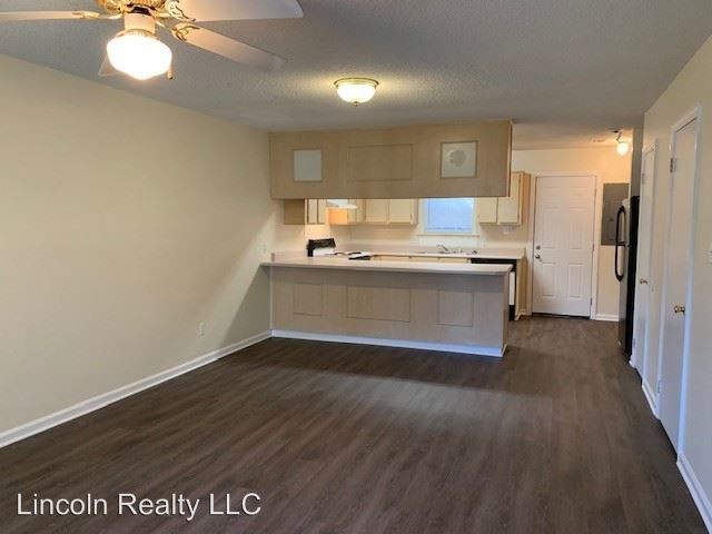 Building Photo - 2105 Baytree Rd