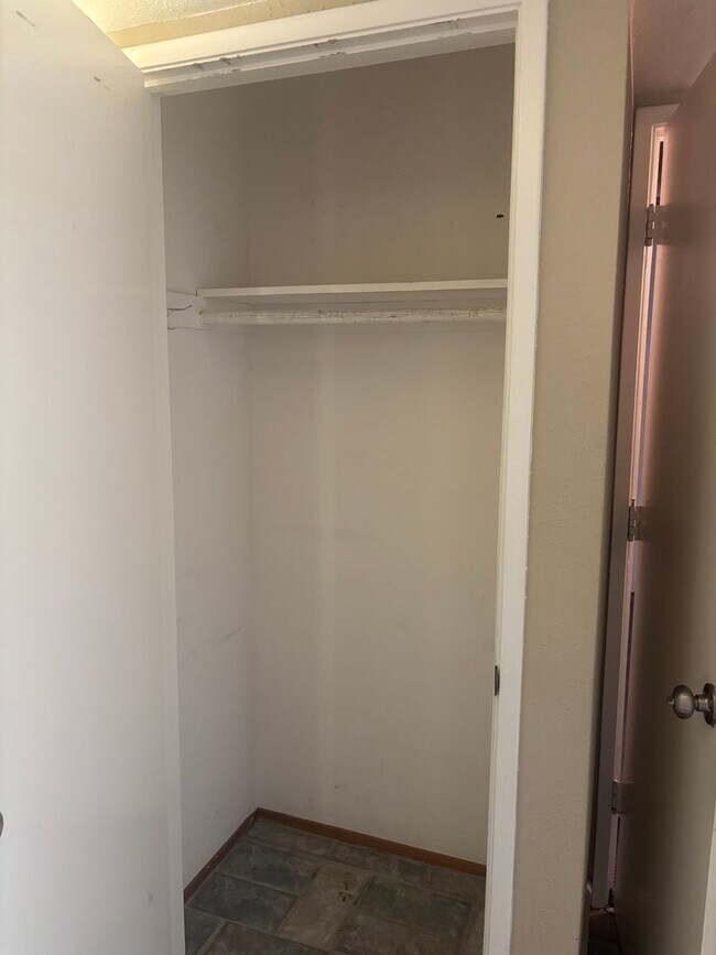Building Photo - Lovely, 2 Bedroom 1.5 bath townhome nestle...