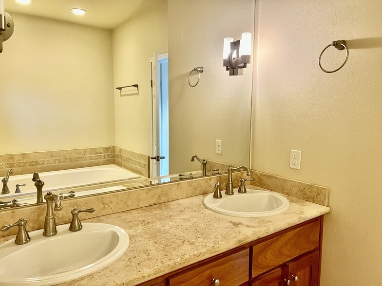 Building Photo - 853 Palou St