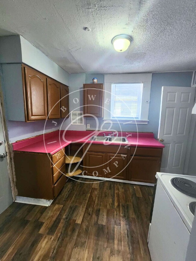 Building Photo - Spacious 3 bed with bonus room and shower ...