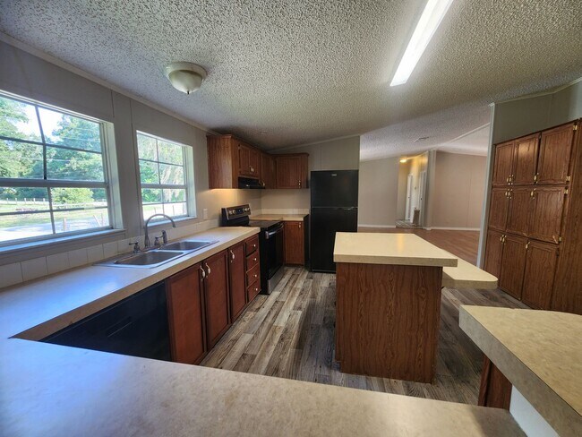 Building Photo - 3 Bed 2 Bath  FENCED land w/ Workshop 3 Miles from WEC!