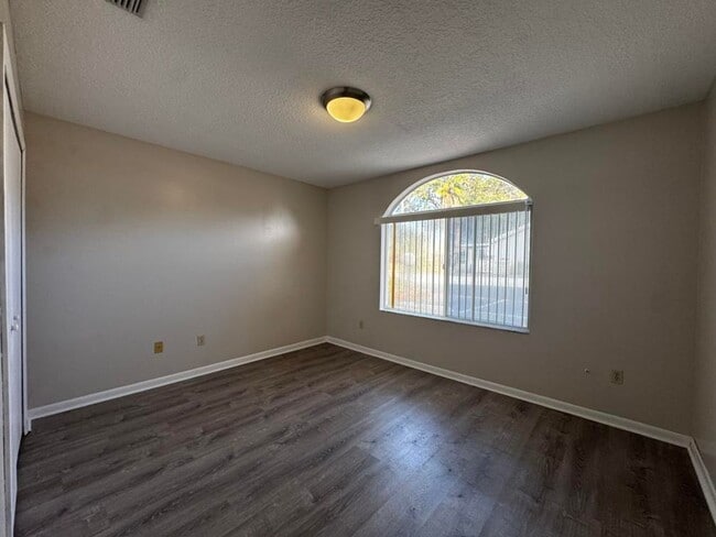 Building Photo - 3/2 in Townhomes West