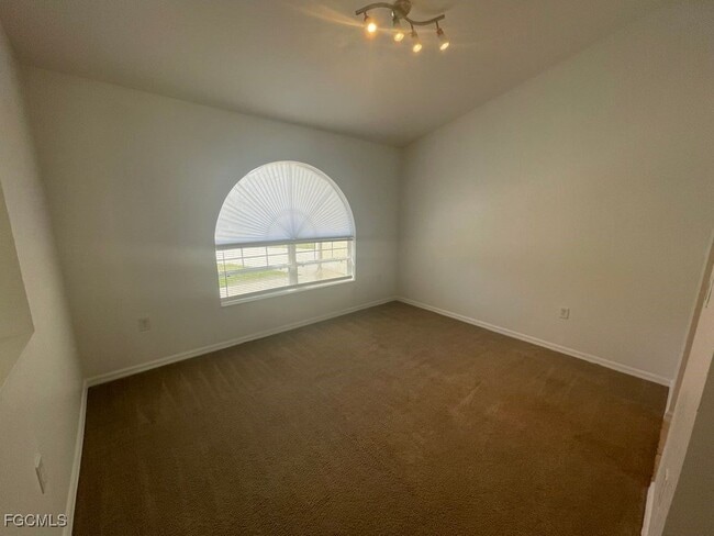 Building Photo - 1601 Flora Ave S