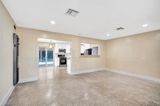 Building Photo - 820 SE 4th Ave