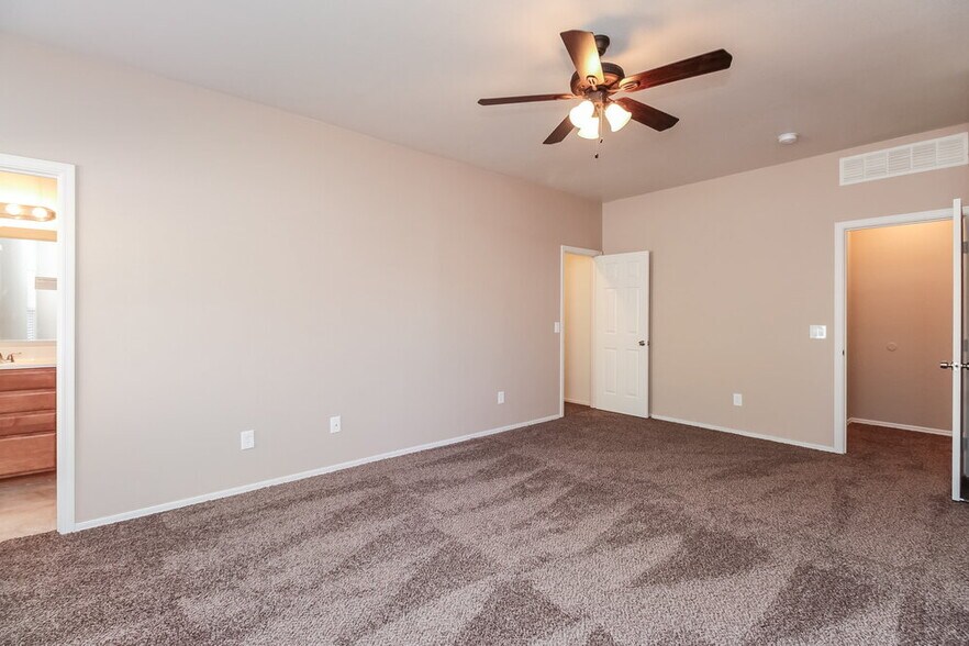 Building Photo - 2924 W Allens Peak Dr