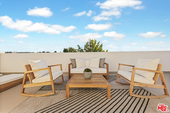 Building Photo - 3222 S Barrington Ave