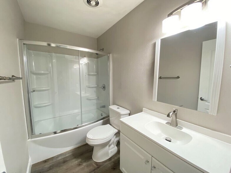 Building Photo - 809 E Bellevue Rd