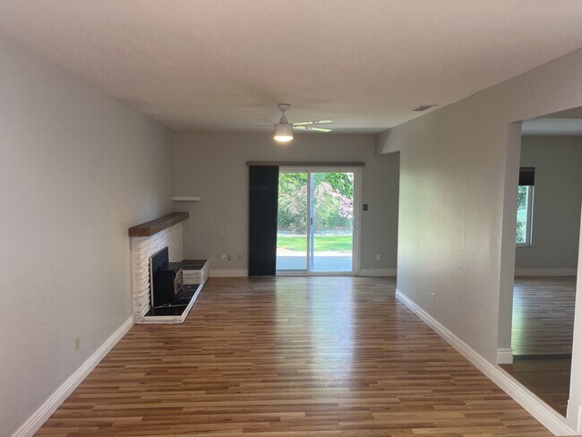 Building Photo - Beautiful 3 BDRM, 2 BATH Home w/ American ...