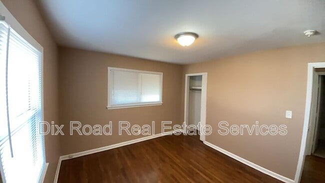 Building Photo - 921 Millikin St