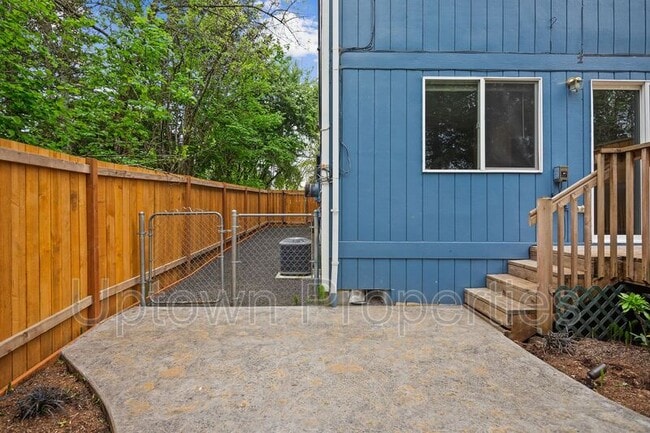 Building Photo - 6133-6135 SE Frances St.