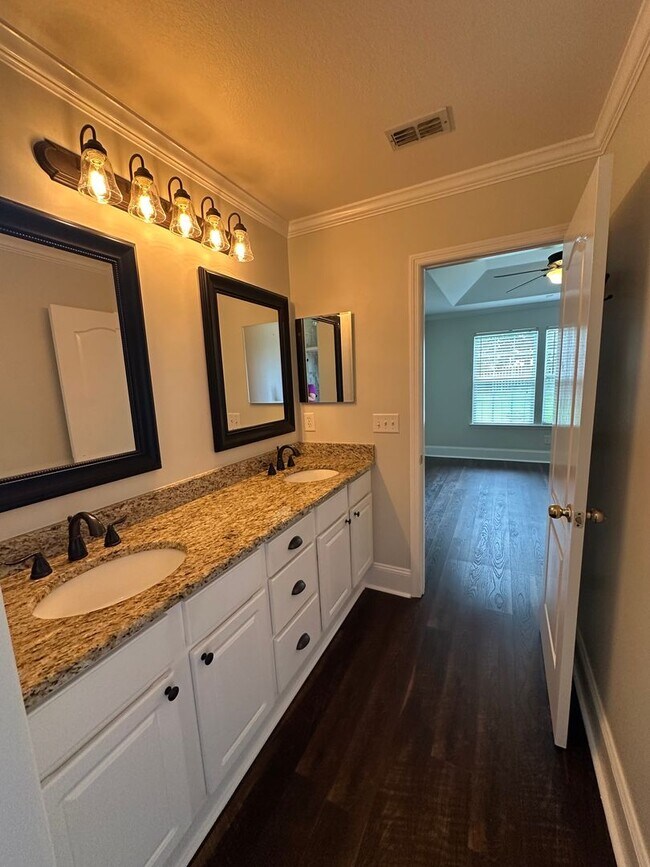Building Photo - Gorgeous 3 Bedroom 2 Bath home in Piney Z ...