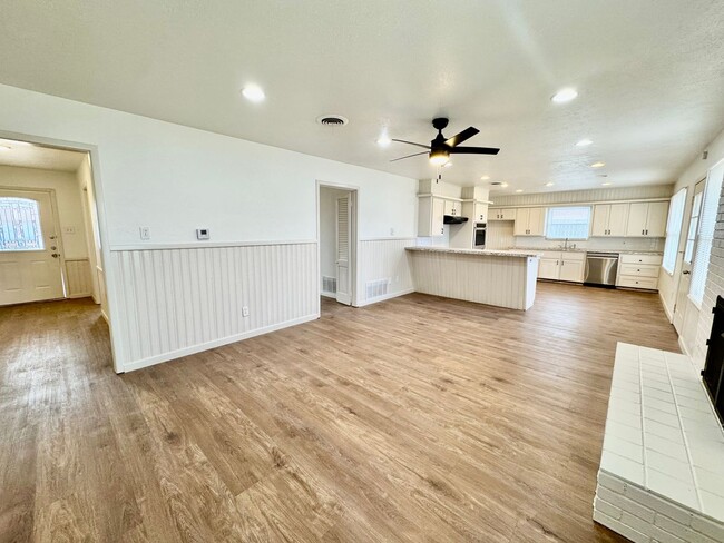 Building Photo - Newly Remodeled 3 bed 2 bath