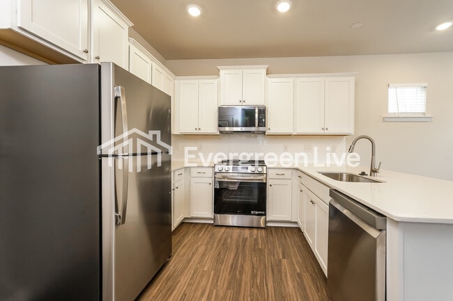 Building Photo - 5567 Hydrangea St