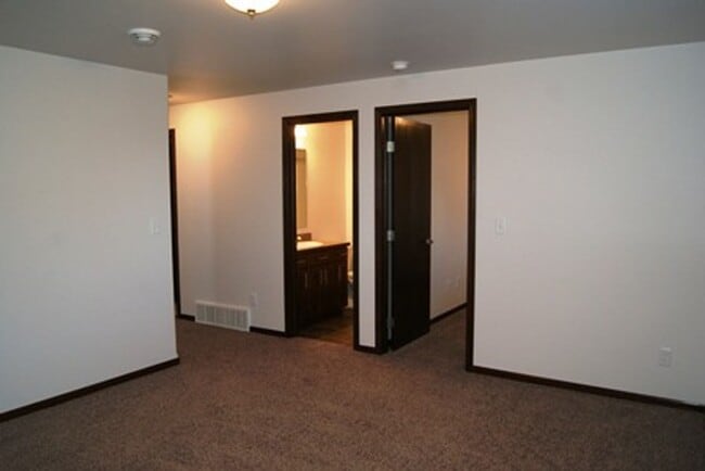 Building Photo - 3 Bed 3 Bath Twin Home