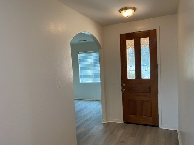 Building Photo - 2022 Muscat Ave