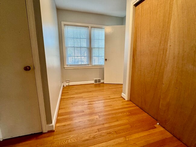 Building Photo - 479 Stratford Dr