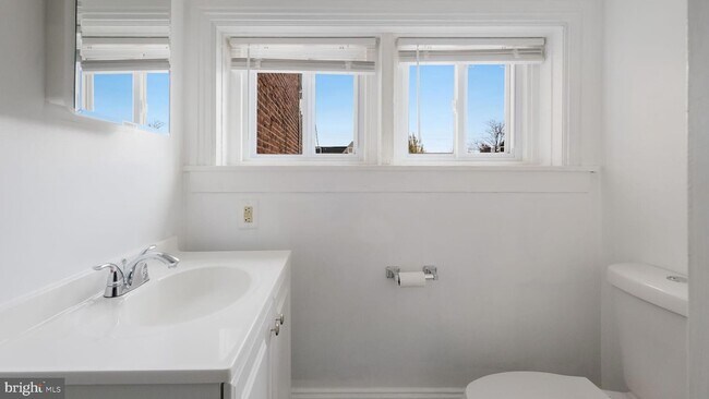 Building Photo - 4 W State St