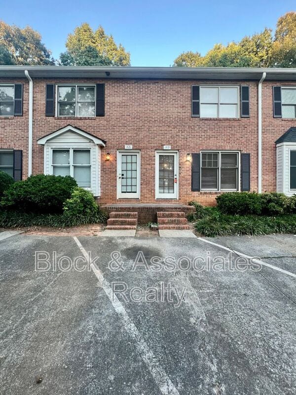 Building Photo - 1419 King Charles Dr