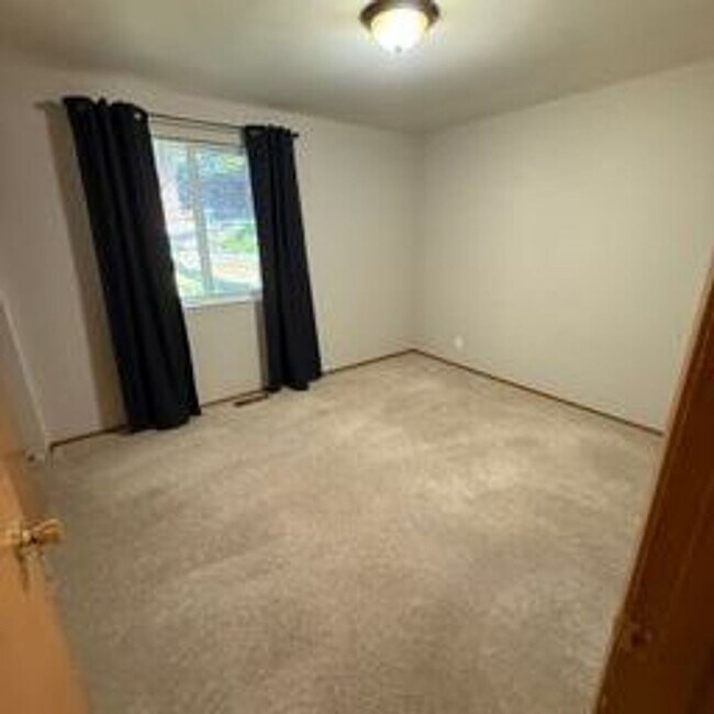 Building Photo - Beautiful home in highly desirable Bellevue neighborhood.