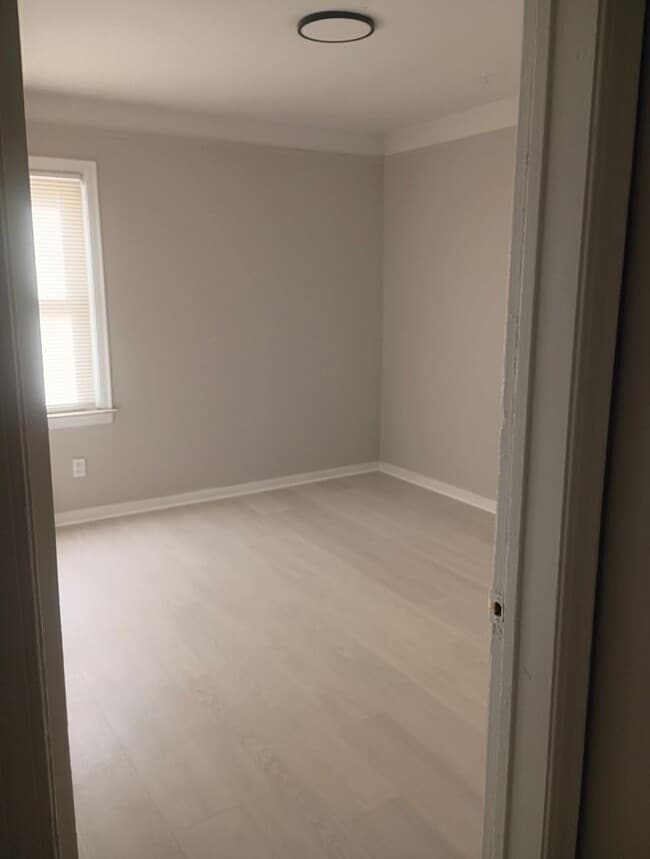 Building Photo - 3 Bedroom, 1 Bath