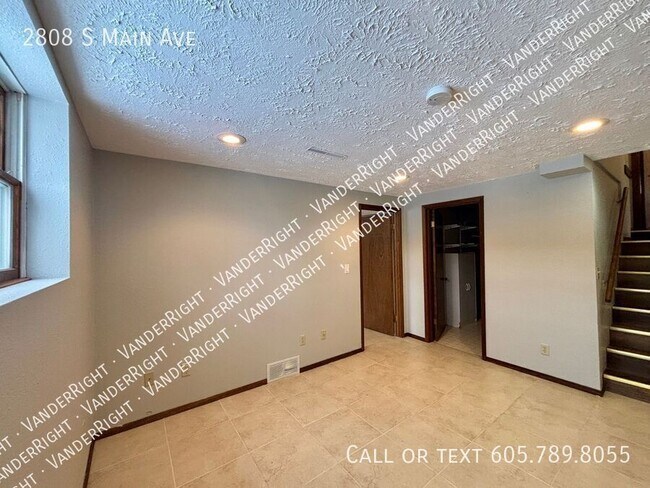 Building Photo - 2808 S Main Ave