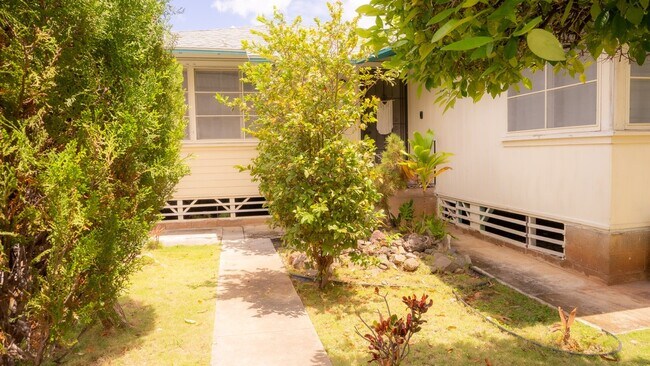 Building Photo - 1118 Kamaile St