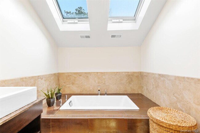 Building Photo - 9 The Registry