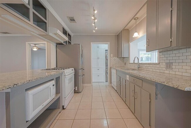 Building Photo - 942 W 30th St