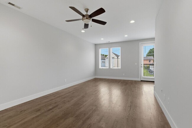 Building Photo - Modern 2 Bedroom Townhouse
