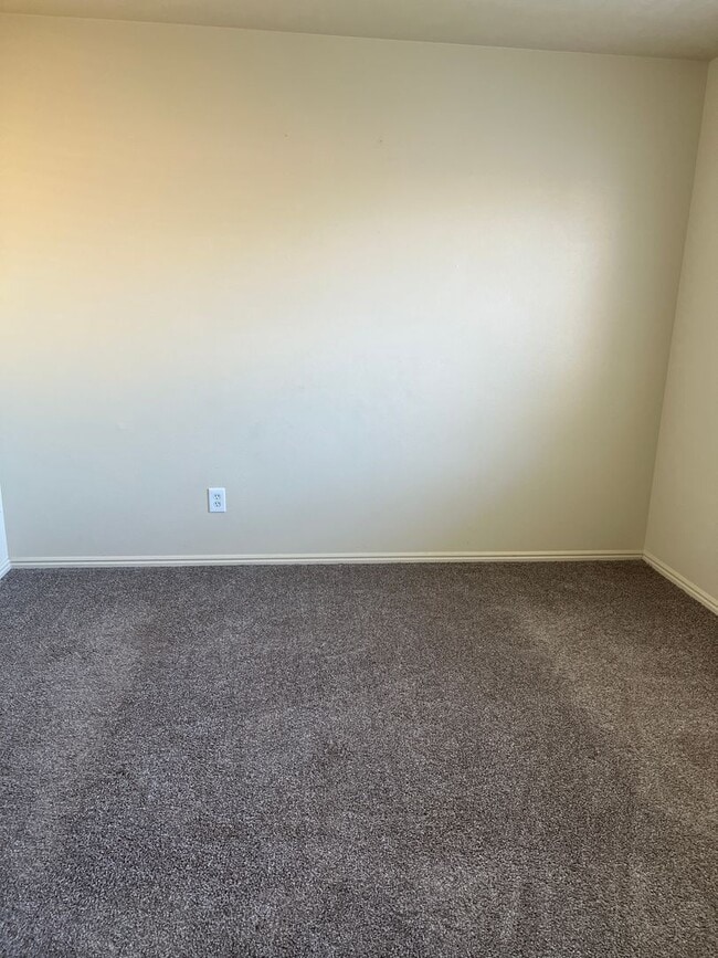 Building Photo - Nice 3 Bedroom, 2.5 bathroom townhome in S...