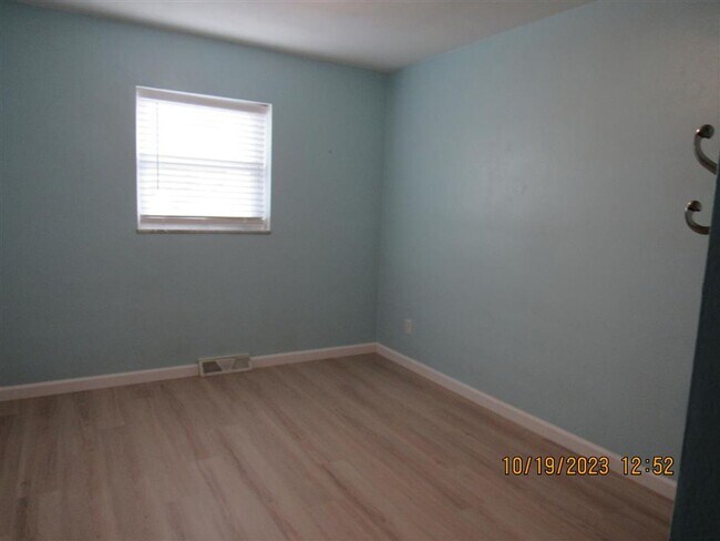 Building Photo - 113 E Apple St