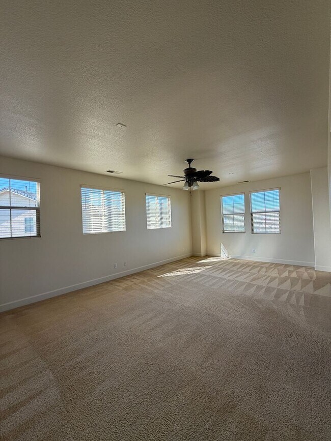 Building Photo - Spacious 4 Bedroom, 2.5 Bath in North Valleys