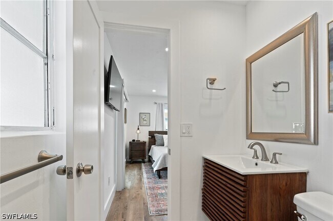 Building Photo - 543 107th Ave N