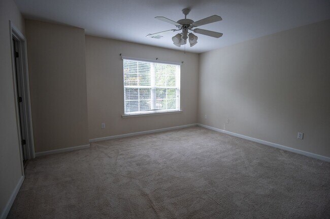 Building Photo - Spacious 3 Bedroom, 2.5 Bathroom Townhome ...