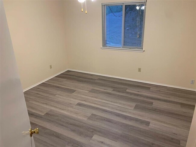 Building Photo - 10911 Grassmere Ct