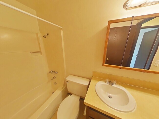 Building Photo - Duplex ~ Close to Campus ~ Pet Friendly