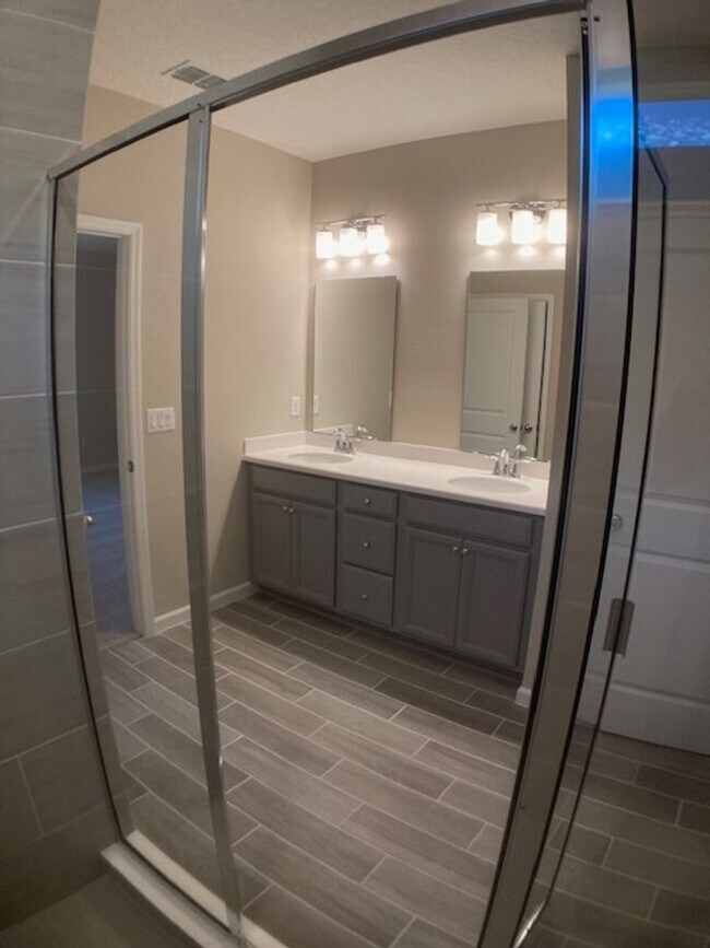 Building Photo - Stylish & Low-Maintenance Living in Oakleaf Community