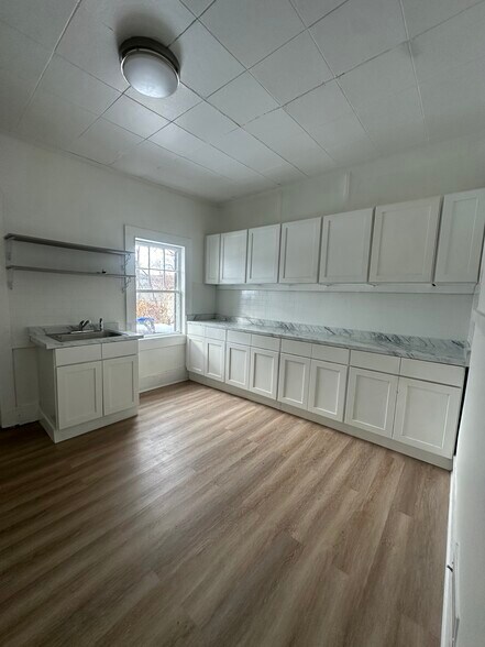 Building Photo - 9 N Water St