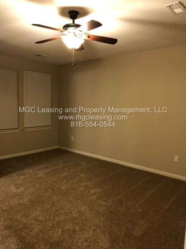 Building Photo - Enjoy Townhome Living w/ Unfinished Baseme...