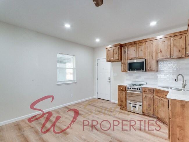 Building Photo - Absolutely gorgeous 1 bedroom 1 bath boutique style living