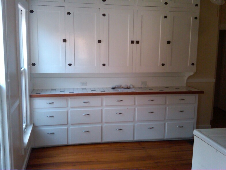 Building Photo - 556 College Ave SE