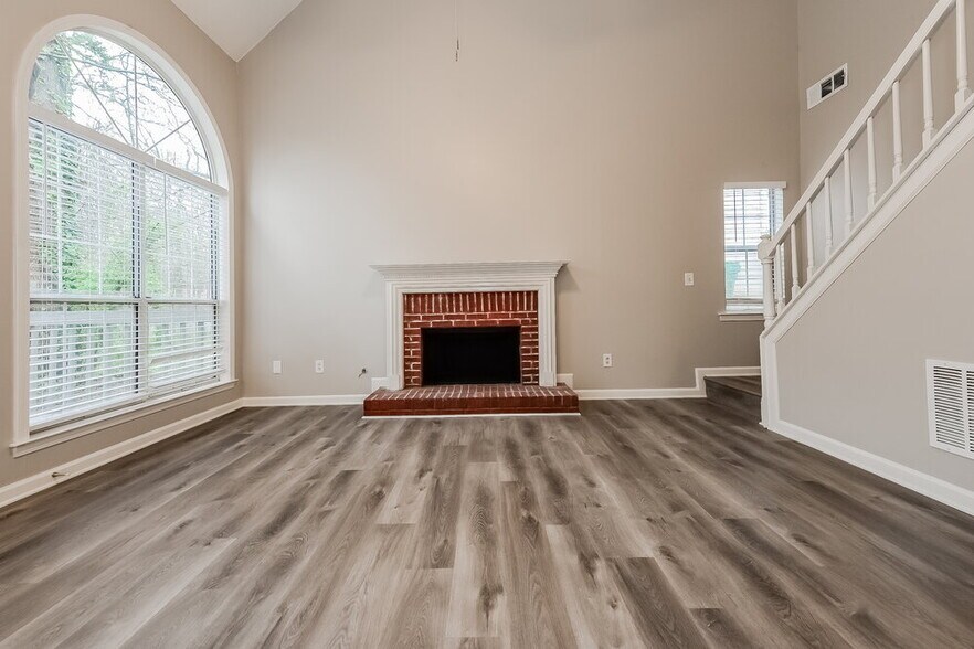 Building Photo - 2092 Wedgewood Dr