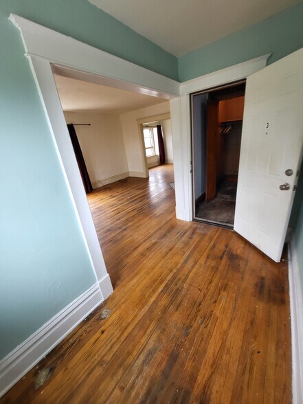 foyer with ample closet space - 429 W Cedar St