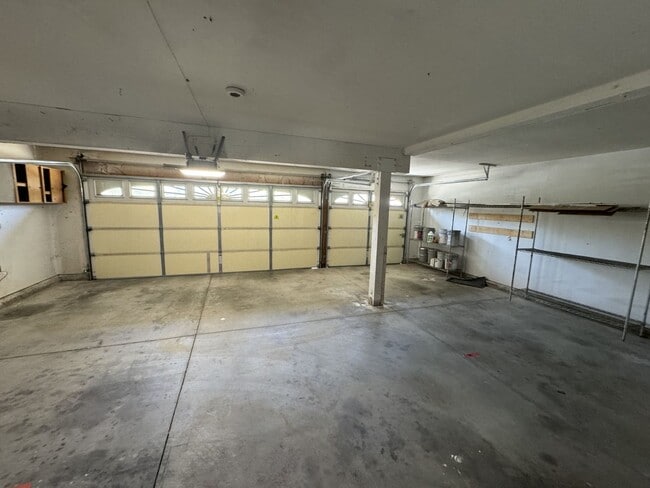 Building Photo - 4 bed 3 full bath house with 3 car attache...