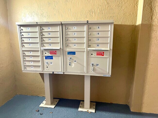 Building Photo - 8010 N Nob Hill Rd