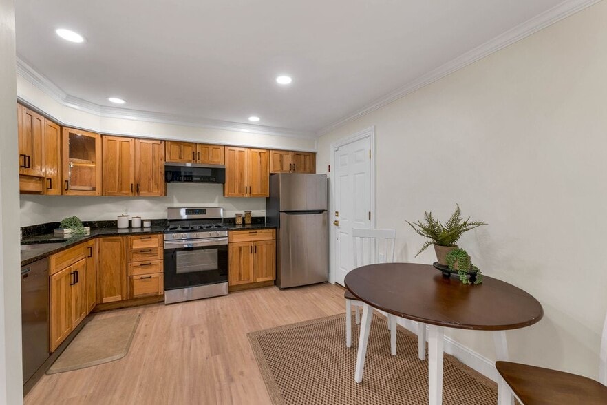 Building Photo - 50 Brookside, O3