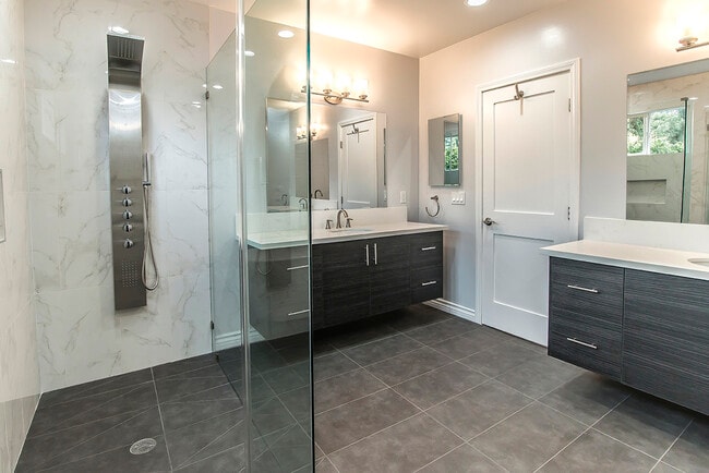 Building Photo - 621 N Bedford Dr