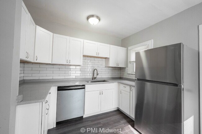 Building Photo - "Charming 3 Bedroom with Hardwood Floors in Indianapolis - Don't Miss Out!"