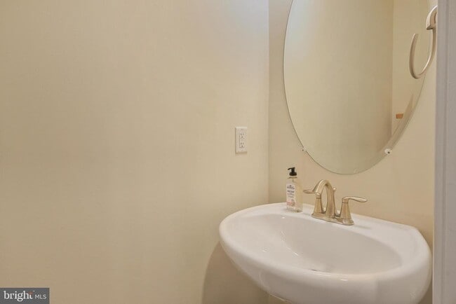 Building Photo - 813 Rockwell Ave