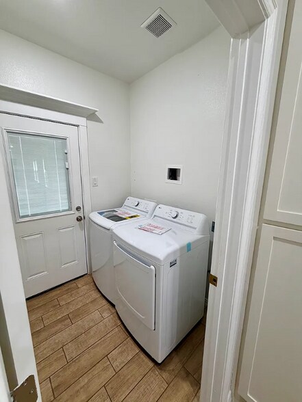 Building Photo - 8901 Silver Crk Rd